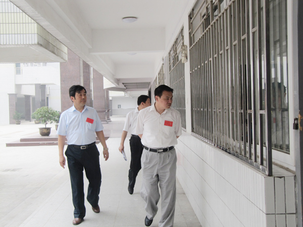 县领导巡视肥西中学考点并指导工作（组图）(图2)