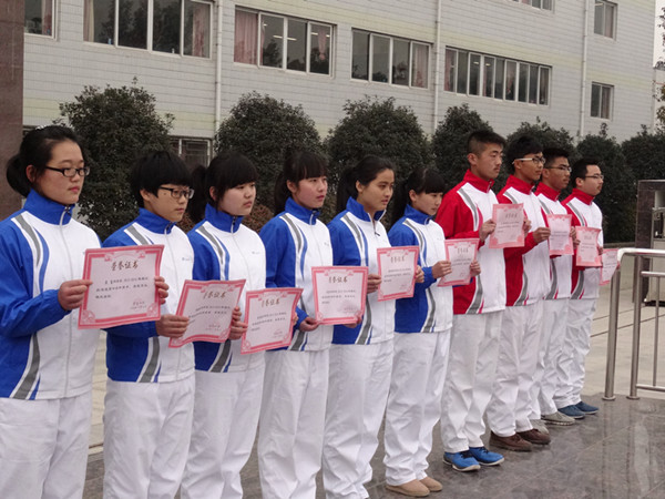 肥西中学新老国旗班顺利交接(图1)
