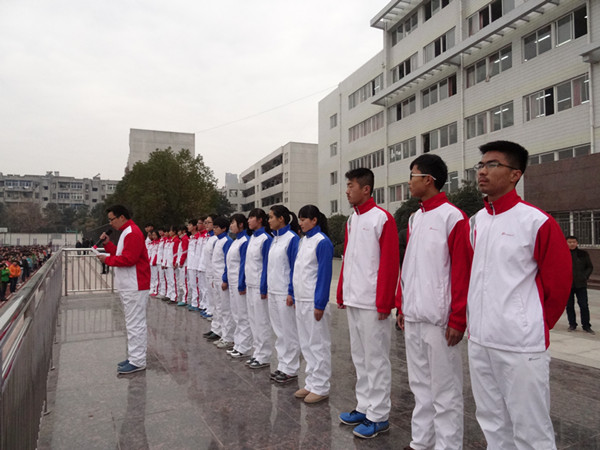 肥西中学新老国旗班顺利交接(图2)