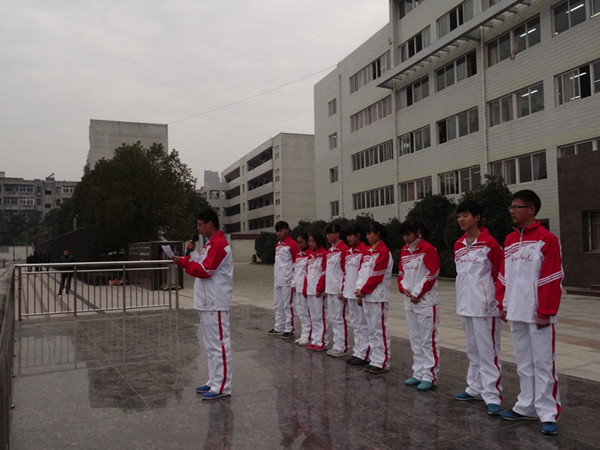 肥西中学新老国旗班顺利交接(图3)