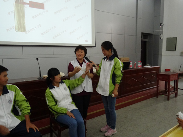 肥西中学开展2015级新生应急救护知识讲座(图3)