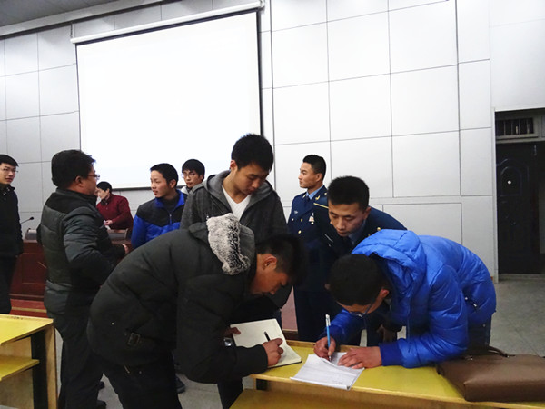 空军工程大学优秀学子荣回母校作励志报告(图2)