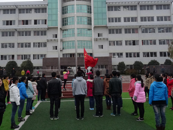 肥西中学举行“学雷锋”主题国旗下讲话(图1)