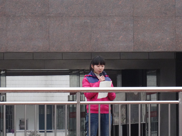 肥西中学举行“学雷锋”主题国旗下讲话(图2)