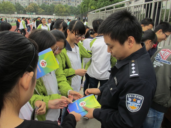 肥西中学举行禁毒图片展(图1)