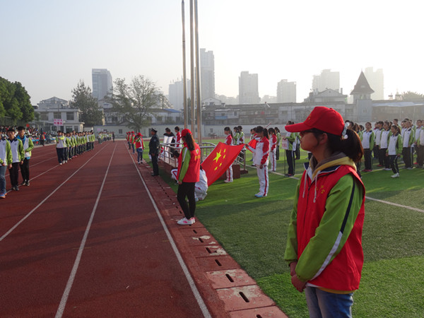 运动会花絮三：红红的志愿者(图1)