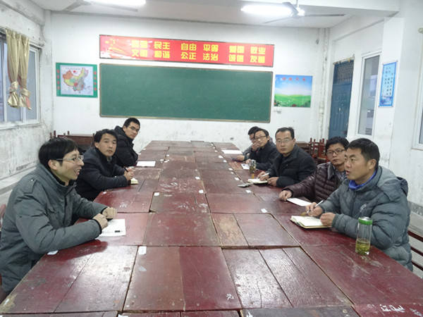 集体合作研修同心探索前行——马蔚霖名班主任工作室召开2016年年终总结会(图1)