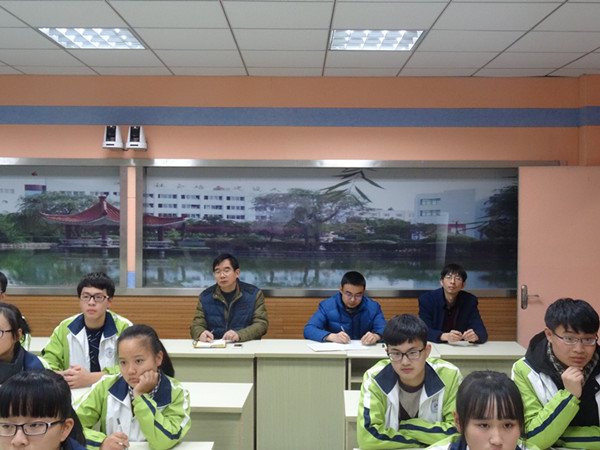 马蔚霖名班主任工作室举行高三毕业班主题班会研讨(图1)