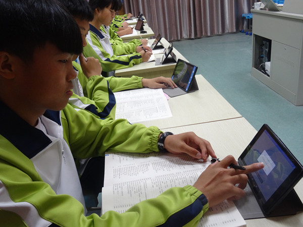 肥西中学智慧课堂：小平板玩转大课堂(图2)
