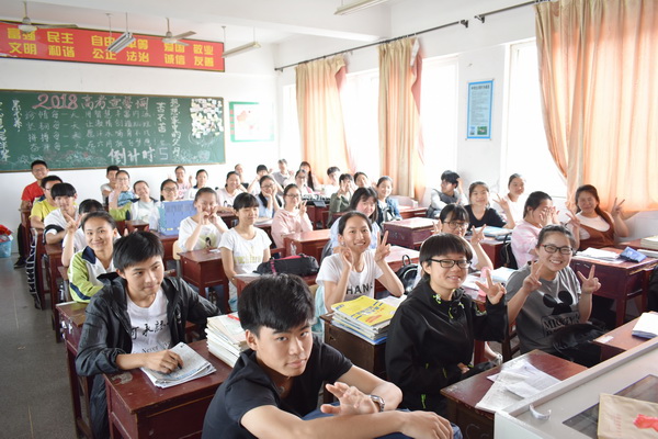 肥西中学高三学生感恩师友文明离校(图3)
