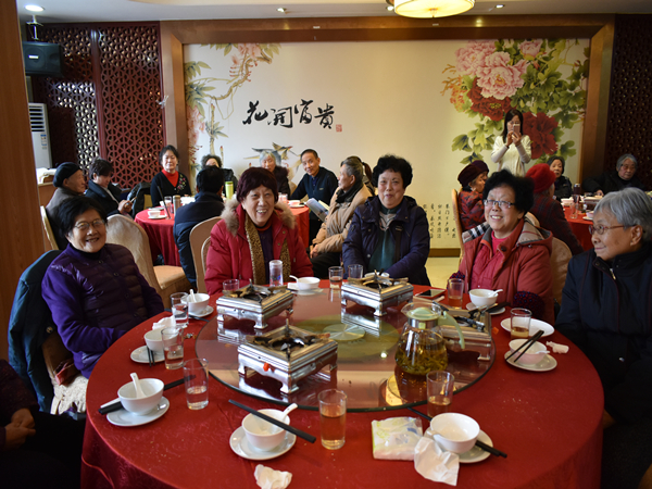 齐聚一堂 茶话言欢——肥西中学召开离退休教师迎春茶话会(图2)