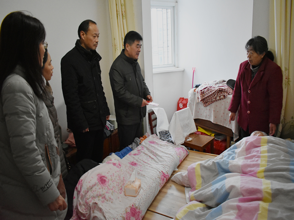 真情慰问暖人心——肥西中学党委、工会开展春节前走访慰问活动(图1)