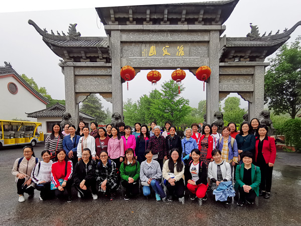 烟雨冶父山 洗涤尘世心——肥西中学女职工赴冶父山学习考察(图1)