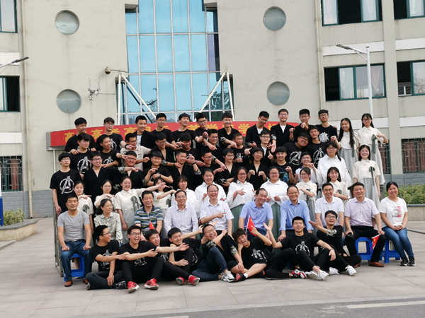 千人同框，我们是相亲相爱的一家人——肥西中学2019届高三毕业生拍摄集体毕业照(图4)