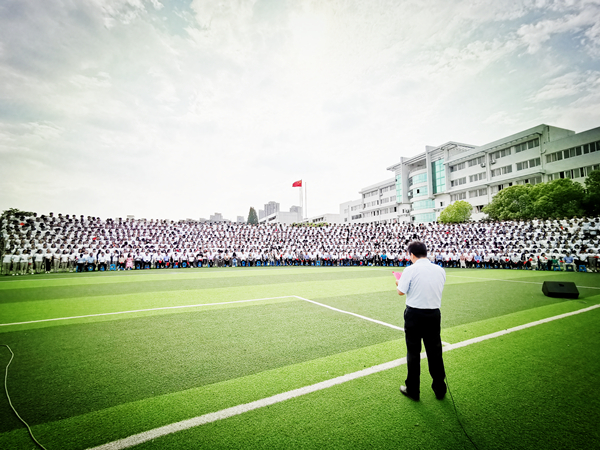 千人同框，我们是相亲相爱的一家人——肥西中学2019届高三毕业生拍摄集体毕业照(图3)