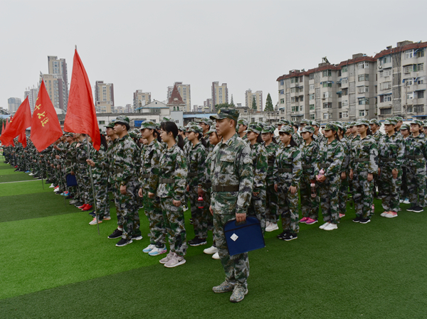 迎接挑战 致敬青春——肥西中学高一军训开始(图1)