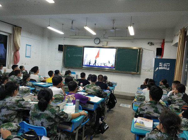 五星红旗，我为你自豪——肥西中学组织全体学生观看《开学第一课》(图3)