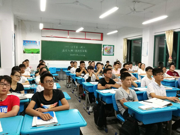 五星红旗，我为你自豪——肥西中学组织全体学生观看《开学第一课》(图4)