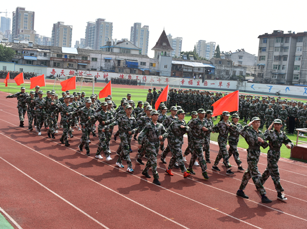 热血铸军魂，雄鹰欲高飞——肥西中学高一军训结营(图3)