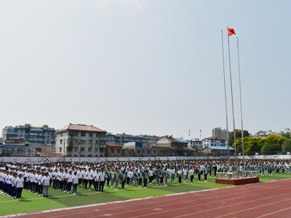 与人生签约 为国旗添彩——肥西中学举行升旗仪式暨秋季开学典礼(图2)