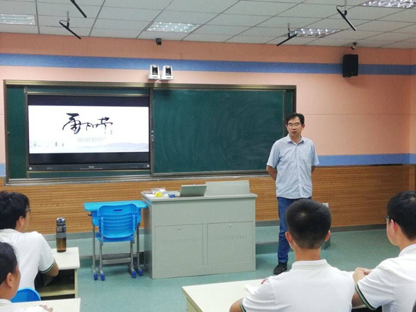 岁岁重阳，今又重阳——马蔚霖名班主任工作室举行重阳节主题班会研讨(图1)