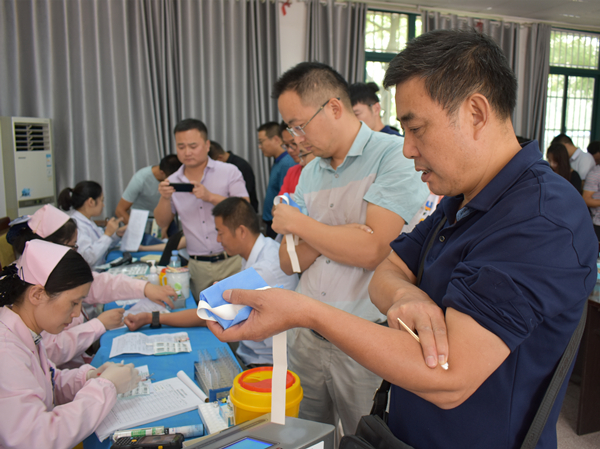 热血涌动 助力生命——肥西中学积极参与无偿献血活动(图3)