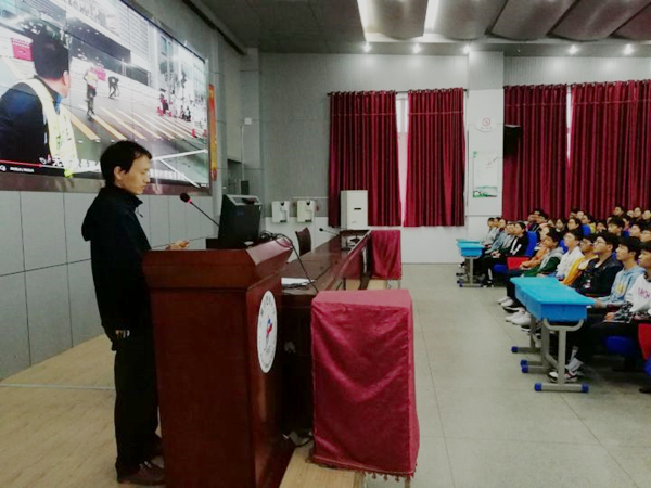 激活科学思维，点亮发明之光——《如何开展青少年科技创新》讲座在肥西中学举行(图1)