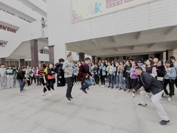 运动促健康 竞争添乐趣——肥西中学举行教职工趣味运动会(图3)