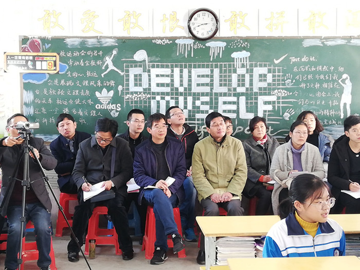 马蔚霖名班主任工作室送培送教到宏图中学(图3)