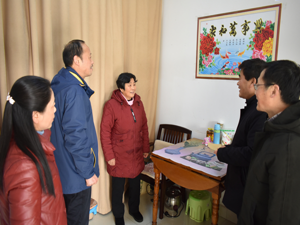 冬日暖阳送温情——肥西中学党委、工会开展春节前走访慰问活动(图1)
