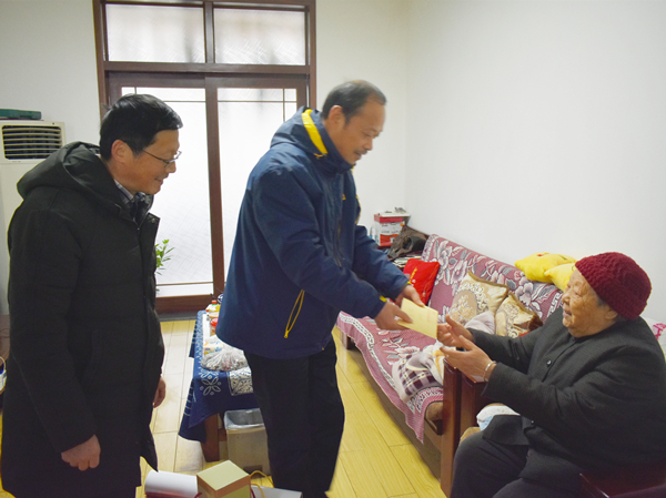 肥西中学走访慰问离休干部(图2)