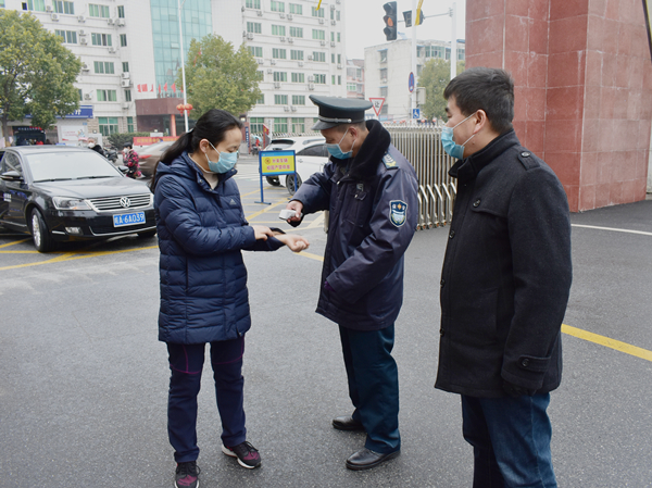 副县长吴朝晖调研肥西中学线上教学工作(图1)