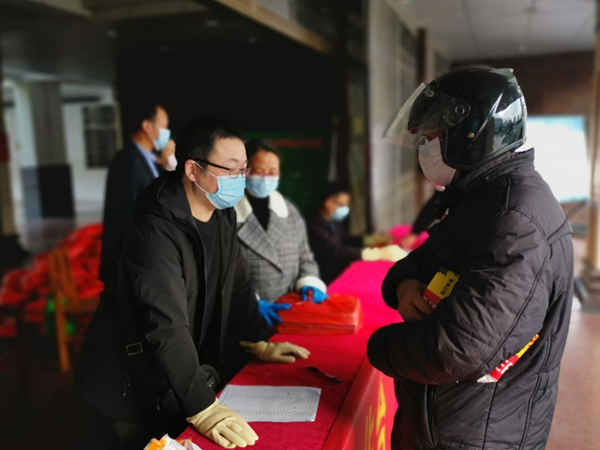 您的孩子领到新课本了吗？——肥西中学发放2020年春季教材(图5)
