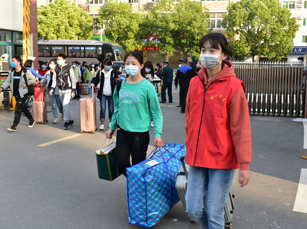 高一开学日，肥西中学志愿者在行动(图3)