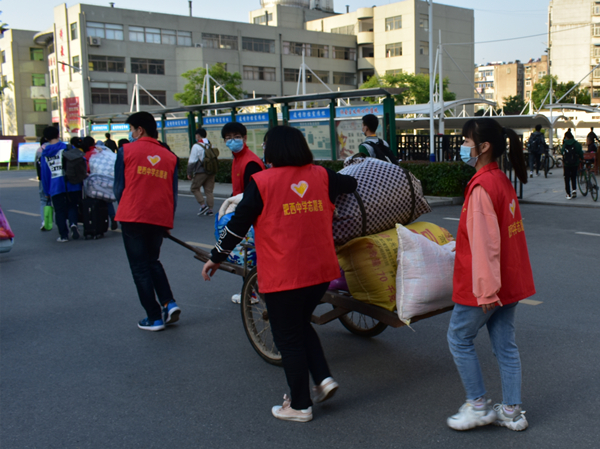 高一开学日，肥西中学志愿者在行动(图7)