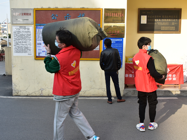 高一开学日，肥西中学志愿者在行动(图5)