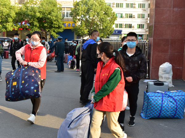 高一开学日，肥西中学志愿者在行动(图2)