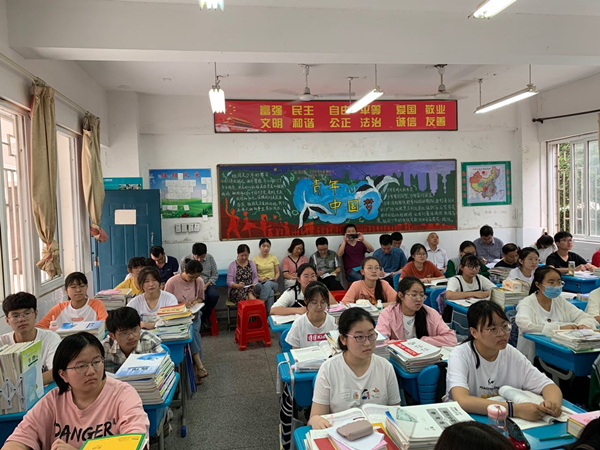名师搭台凝心力，青年赛课展风采——凌士彬高中语文名师工作室为参赛教师精心磨课(图3)