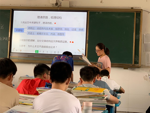 名师搭台凝心力，青年赛课展风采——凌士彬高中语文名师工作室为参赛教师精心磨课(图1)