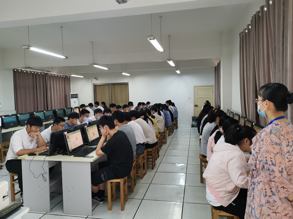 肥西中学考点技术素养学业水平考试工作圆满结束(图2)