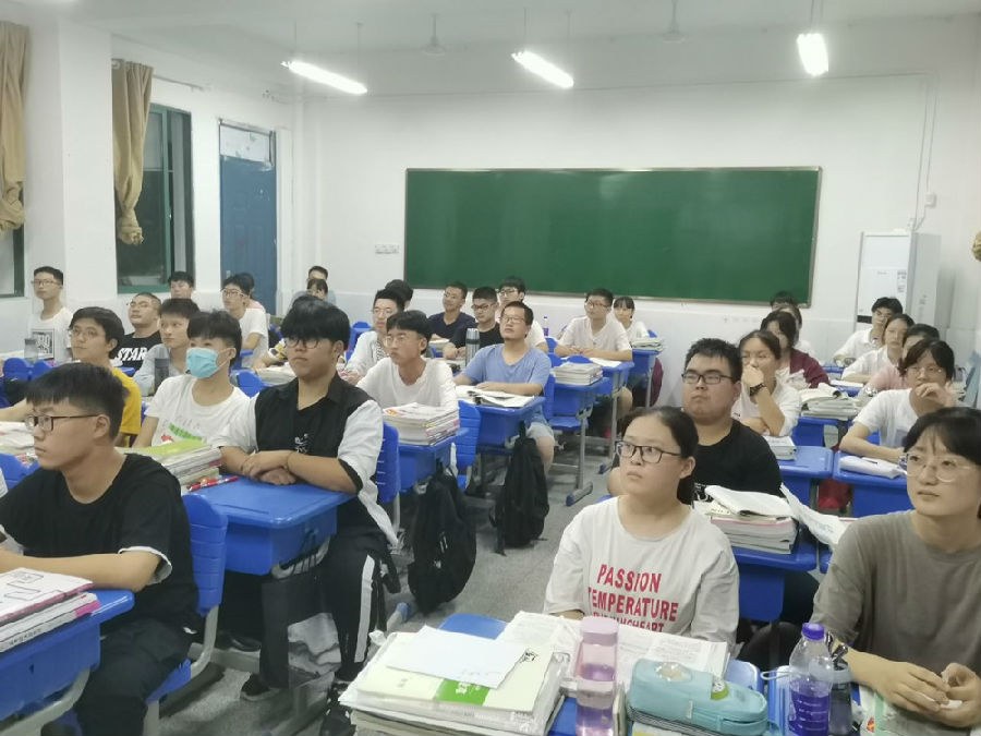 我们是新时代有担当的中国少年——肥西中学组织学生观看《开学第一课》(图2)