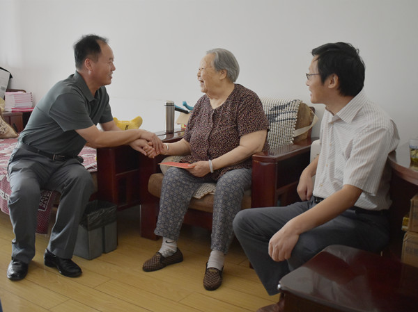 向抗战老兵致敬(图2)