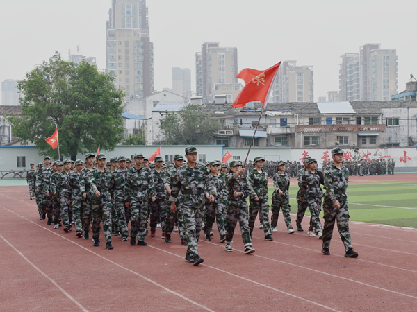 沙场秋点兵，豪气干云霄——肥西中学2020级高一新生军训顺利结营(图1)