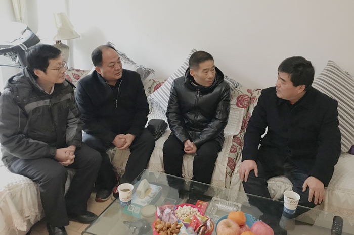 慰问困难教职工 冬日化寒暖人心(图1)
