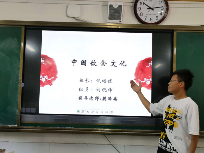 肥西中学举办2021年研究性学习现场展评活动(图2)