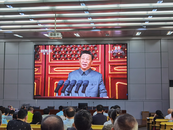 奋斗百年路，启航新征程——肥西中学组织师生集中观看庆祝建党100周年大会直播(图1)