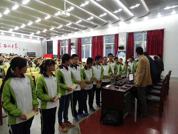 肥西中学举行2015级秋季国家助学金发放仪式(图2)