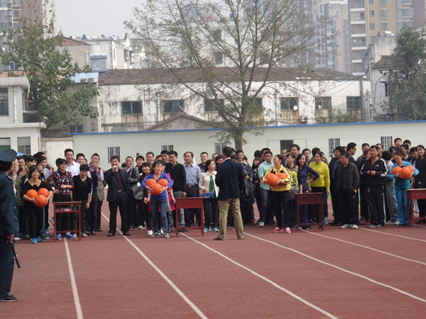 运动会系列报道三：抱三个篮球来回跑(图1)