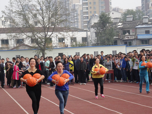 运动会系列报道三：抱三个篮球来回跑(图2)