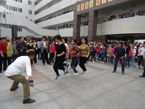 运动会系列报道五：教职工跳大绳比赛(图1)